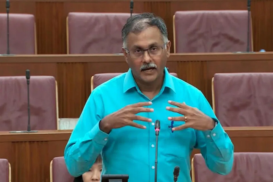 KESELAMATAN MASIH  BOLEH DIPERTINGKAT: Encik Murali Pillai menyarankan agar mewajibkan perbadanan dan penggunaan teknologi yang selamat, yang mempunyai rekod untuk mampu mengurangkan pelanggaran dalam semua kenderaan di sini.