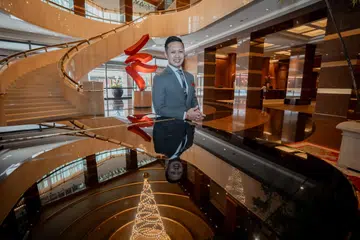 Duta di hotel Conrad Centennial Singapore, Encik Fazli Abdul Razak, merupakan antara 85 penerima Anugerah Pekerja Terbaik dalam satu majlis anjuran Kesatuan Gabungan Pekerja Makanan dan Minuman (FDAWU) dan Persatuan Hotel Singapura (SHA) dengan sokongan Institut Pekerjaan dan Daya Kerja (e2i) Kongres Kesatuan Sekerja Kebangsaan (NTUC) pada 30 September. 