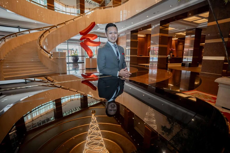 Duta di hotel Conrad Centennial Singapore, Encik Fazli Abdul Razak, merupakan antara 85 penerima Anugerah Pekerja Terbaik dalam satu majlis anjuran Kesatuan Gabungan Pekerja Makanan dan Minuman (FDAWU) dan Persatuan Hotel Singapura (SHA) dengan sokongan Institut Pekerjaan dan Daya Kerja (e2i) Kongres Kesatuan Sekerja Kebangsaan (NTUC) pada 30 September. 