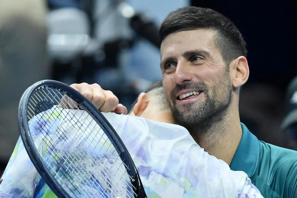 PUNYA POTENSI: Novak Djokovic (kanan) dari Serbia meraikan kemenangan menentang Hubert Hurkacz (kiri) di Turin, Italy.