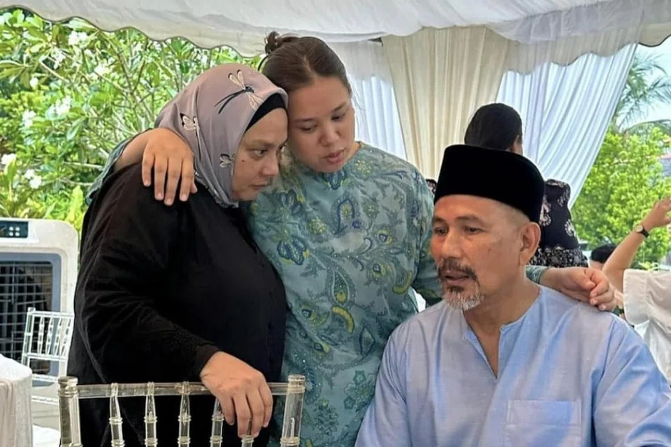 Datuk M. Nasir (kanan) bersama anaknya, Suci Musalmah Mohamad Nasir (tengah) dan isteri, Datin Marlia Musa, dalam satu majlis sempena Aidiladha baru-baru ini.