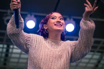 Sambil membangun kerjaya seni sendiri, Sarah Syazlina Mohd Darni, ingin menaikkan juga nama bakat muda seiring jalan dengannya.