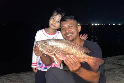 Menurut Encik Azhar, masa yang diluangkan bersama anak-anaknya, Maryam dan Adam (tidak dalam gambar), ketika memancing membantu mengeratkan hubungan mereka sekeluarga.
