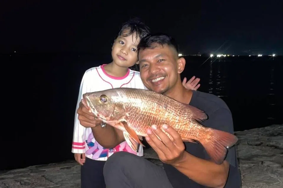 Menurut Encik Muhammad Azhar Kamar, masa yang diluangkan bersama anak-anaknya, Maryam dan Adam (tiada dalam gambar), ketika memancing membantu mengeratkan hubungan mereka sekeluarga.