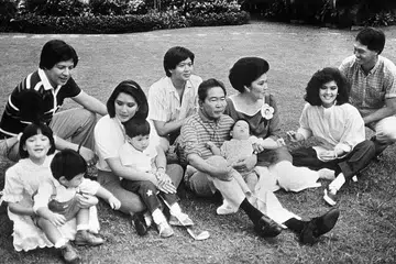 KELUARGA BESAR: Dalam gambar yang diambil pada 15 Januari 1986 ini, Presiden Filipina ketika itu, Encik Ferdinand Marcos (tengah) bersama isterinya, Cik Imelda (tiga dari kanan) dan anak, menantu dan cucu mereka. Turut dalam gambar ialah Ferdinand Jr (belakang Presiden). - Foto AFP