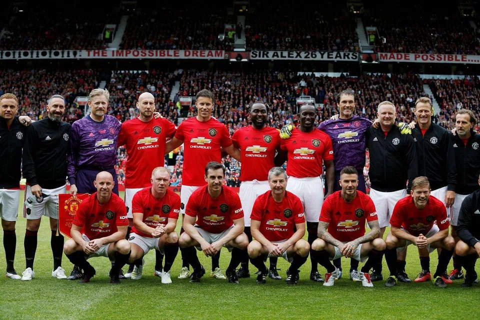 BARISAN LEGENDA: Bekas pemain United yang telah membantu kelab itu menjulang trofi Liga Perdana, Piala FA dan Liga Juara-Juara dalam satu musim pada 1999, bergambar bersama sebelum perlawanan bermula. - Foto REUTERS