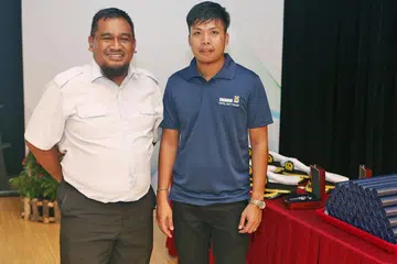 REBUT PELUANG LEBIH CERAH: Encik Jefrizal Juari (kiri)dan Encik Muhd Zul Khairi Khalil menukar kerjaya daripada pekerjaan darat kepada pekerjaan laut demi merebut peluang dan masa depan lebih cerah dalam sektor kelautan. - Foto ihsan QASHRUL HIDAF