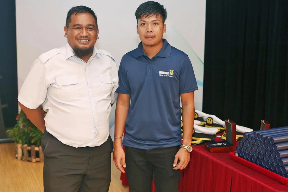 REBUT PELUANG LEBIH CERAH: Encik Jefrizal Juari (kiri)dan Encik Muhd Zul Khairi Khalil menukar kerjaya daripada pekerjaan darat kepada pekerjaan laut demi merebut peluang dan masa depan lebih cerah dalam sektor kelautan. - Foto ihsan QASHRUL HIDAF