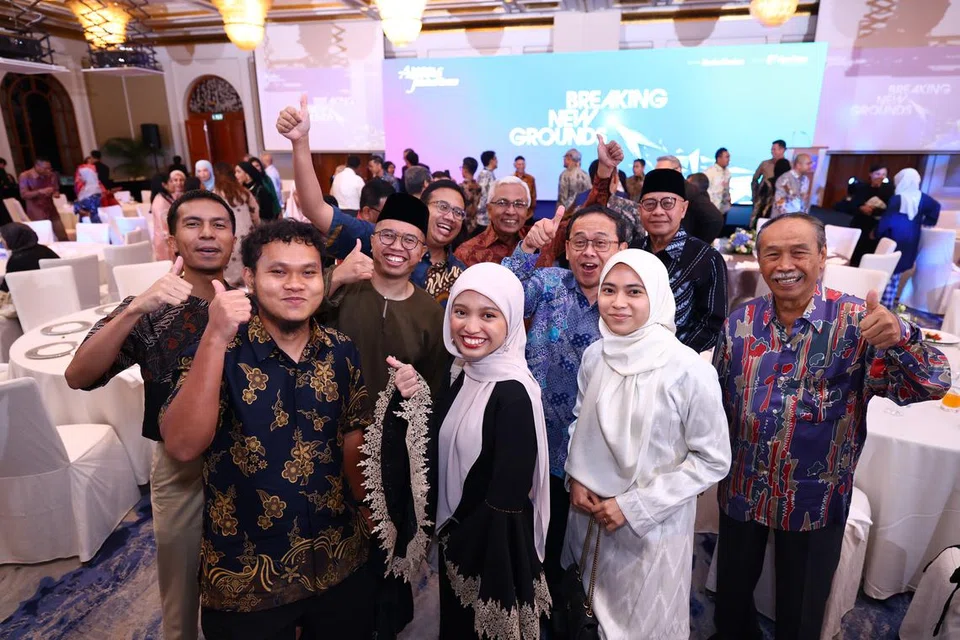 PERTEMUA DULU DAN SEKARANG: Wartawan-wartawan Berita Harian, termasuk ramai wartawan muda, bertemu dengan mantan Editor BH, Encik Yatiman Yusof (kanan) dan mantan Penulis Kanan BH, Encik Hawazi Daipi (barisan belakang, tiga dari kiri). Kededuanya meninggalkan BH sebelum ini untuk menyertai politik. Juga dalam foto ialah Ketua Pegawai Eksekutif (CEO) Persatuan Ain, Encik Yusof Ismail (barisan belakang, kanan). 
