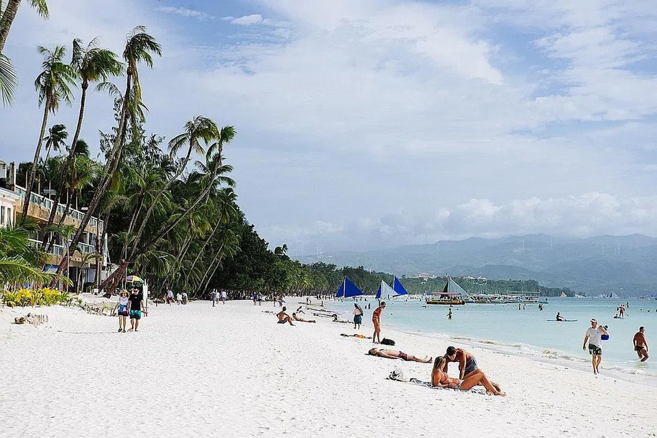 PULAU BORACAY, FILIPINA: ELAK JADI 'LUBANG SAMPAH': Pulau percutian popular di Filipina, Boracay, juga telah ditutup bagi kerja-kerja pembersihan pada tahun lepas selepas Presidennya berkata bahawa ia telah menjadi "lubang sampah" dan memberi amaran mengenai bencana alam sekitar. - Foto Fail 