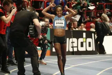 TAMBAH REKOD DALAM 'TANGAN': Pelari Habsyah, Genzebe Dibaba, mengangkat tangan sambil tersenyum selepas memecahkan rekod larian satu batu di dalam stadium tertutup di Stockholm kelmarin. - Foto WASHINGTON POST
