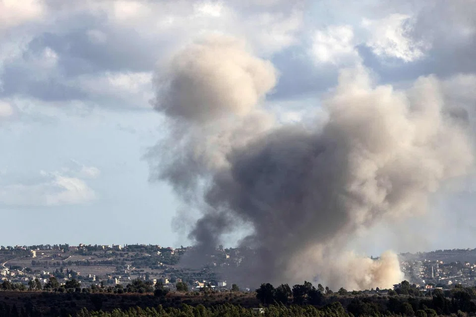 Asap tebal dilihat di ruang udara perkampungan Adshit di selatan Lebanon ekoran serangan udara Israel pada 19 September.