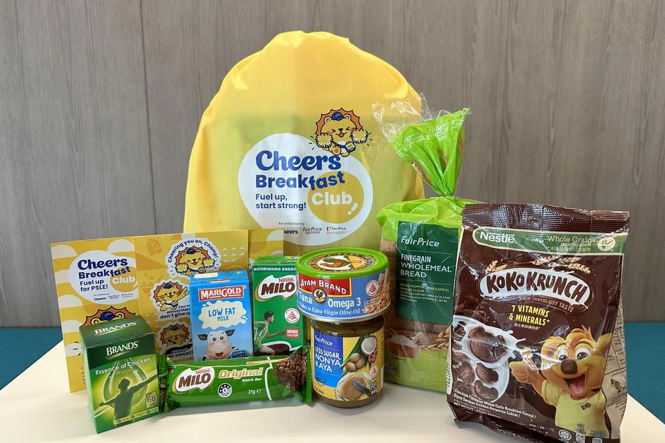 Setiap bungkusan sarapan percuma bernilai lebih $20, termasuk barangan keperluan sarapan seperti susu, bijirin, dan roti mil penuh.