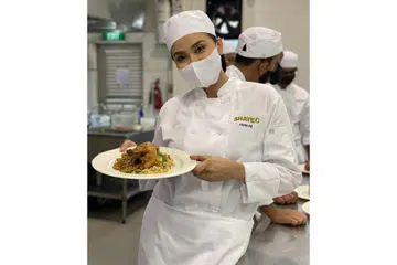 DAHAGA ILMU: Huda yang kini memiliki tiga diploma boleh disifatkan sebagai pelajar sepanjang hayat yang terus memburu ilmu. - Foto ihsan HUDA ALI