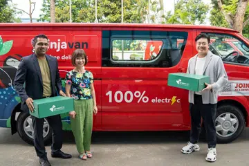 (Dari kiri) CEO dan Pengasas Bersama Green Lab, Encik Muralikrishnan Rangan, Dr Amy Khor, dan CEO dan Pengasas Bersama Ninja Van, Encik Lai Chang Wen, berinteraksi semasa majlis menandatangani MOU.