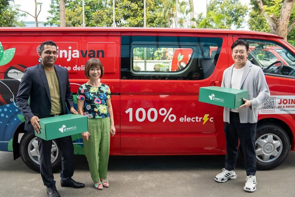 (Dari kiri) CEO dan Pengasas Bersama Green Lab, Encik Muralikrishnan Rangan, Dr Amy Khor, dan CEO dan Pengasas Bersama Ninja Van, Encik Lai Chang Wen, berinteraksi semasa majlis menandatangani MOU.