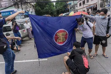 KRISIS RUMIT: Menjelang rundingan Asean, ketua junta Myanmar, Jenderal Min Aung Hlaing, berjanji untuk mengadakan pilihan raya dan menarik balik darurat menjelang Ogos 2023, memanjangkan tempoh masa awal yang diberikan kepada tentera yang menggulingkan pemimpin yang dipilih, Cik Aung San Suu Kyi pada 1 Februari lalu. - Foto AFP