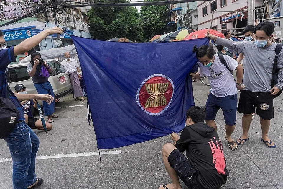 KRISIS RUMIT: Menjelang rundingan Asean, ketua junta Myanmar, Jenderal Min Aung Hlaing, berjanji untuk mengadakan pilihan raya dan menarik balik darurat menjelang Ogos 2023, memanjangkan tempoh masa awal yang diberikan kepada tentera yang menggulingkan pemimpin yang dipilih, Cik Aung San Suu Kyi pada 1 Februari lalu. - Foto AFP