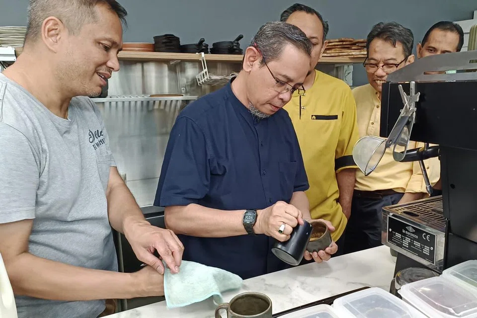 Mendalami ilmu dan menghadiri kelas membancuh kopi pada Ogos 2024 lalu, antara kegiatan menarik untuk menenangkan minda kakitangan di masjid tersebut.