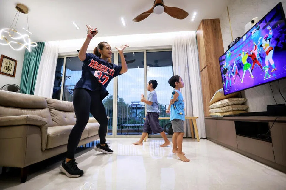 ‘UNDERDOG’ BERTEKAD BERI PERSEMBAHAN TERBAIK: Siti Zhywee Ramle berlatih di rumah bersama anaknya, Zhayan Adheen Malim Araffiz (tengah) dan  Zhafeer Abda Malim Araffiz, sebagai persiapan bagi pertandingan Just Dance Siri e-Sukan Olimpik.