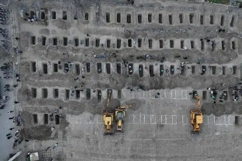 Kubur sedang digali bagi mangsa yang terkorban susulan serangan yang dilaporkan mengenai sebuah sekolah di Minab, Iran pada 2 Mac 2026. Foto itu disediakan oleh Jabatan Media Luar Iran.