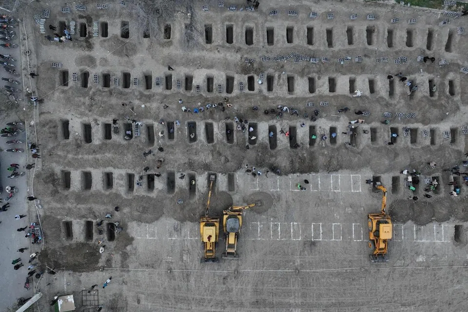 Kubur sedang digali bagi mangsa yang terkorban susulan serangan yang dilaporkan mengenai sebuah sekolah di Minab, Iran pada 2 Mac 2026. Foto itu disediakan oleh Jabatan Media Luar Iran.