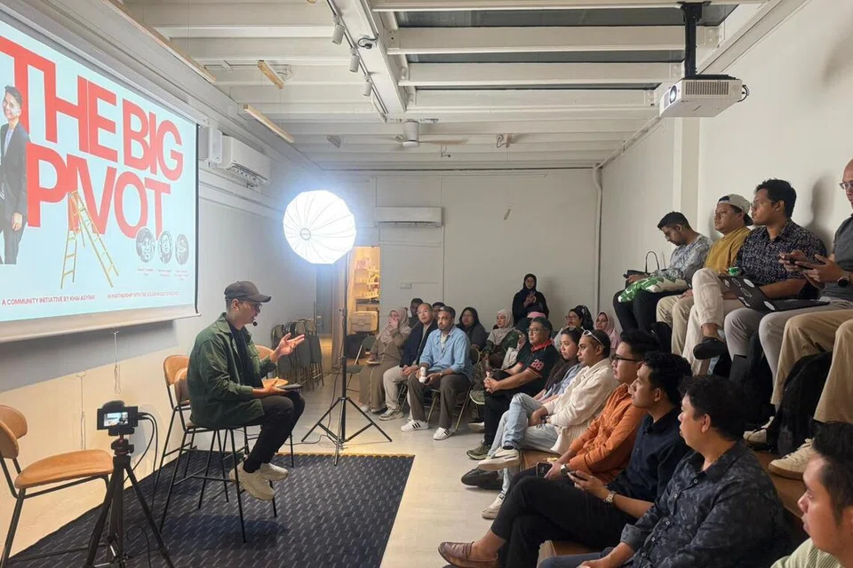 Adakah pekerja matang yang diberhentikan kerja harus mencari kerjaya baru setimpal dengan pengalaman mereka, menerima apa sahaja pekerjaan demi kelangsungan hidup, atau membuka jalan baru melalui keusahawanan? Inilah antara topik-topik yang dikupas. 