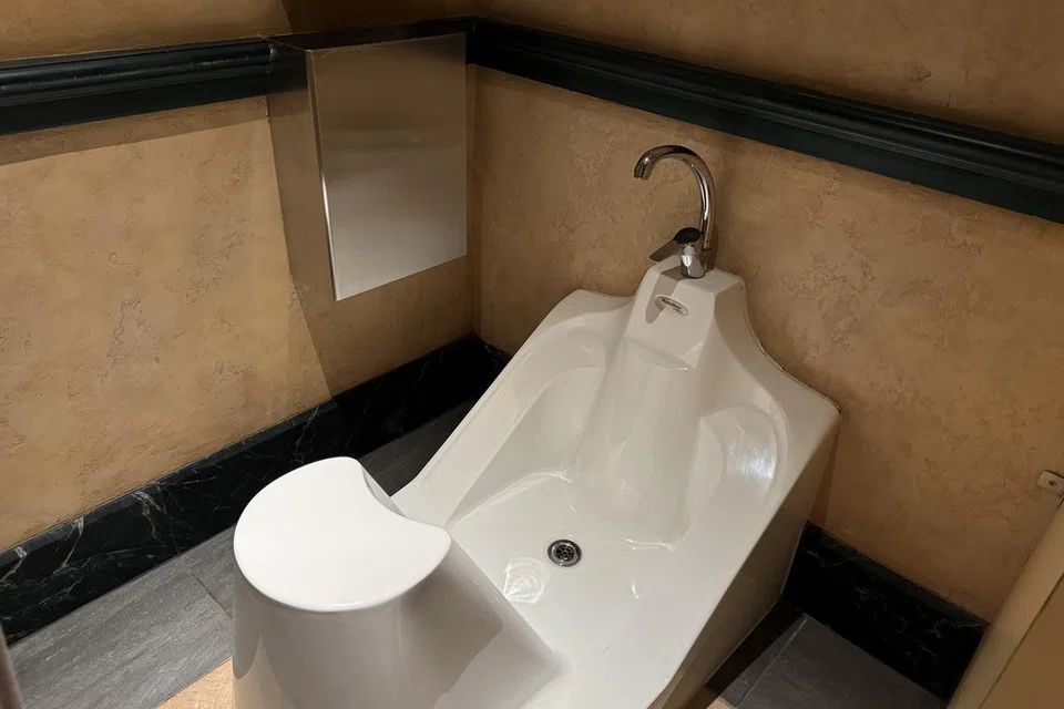 Terdapat juga tempat ambil wuduk berhampiran Restoran Explorer’s Club yang disediakan oleh pihak Disneyland. 