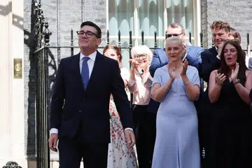 Perdana Menteri baharu Britain, Andy Burnham, disambut tepukan penyokong bersama isterinya, Marie-France van Heel, selepas menyampaikan ucapan sulung di luar kediaman rasmi 10 Downing Street di London pada 20 Julai. Burnham secara rasmi mengambil alih pentadbiran selepas Keir Starmer meletakkan jawatan, sambil berjanji melaksanakan pelan pembangunan negara selama 10 tahun untuk menangani kos sara hidup, memulihkan ekonomi dan menyusun semula barisan Kabinet. – Foto EPA