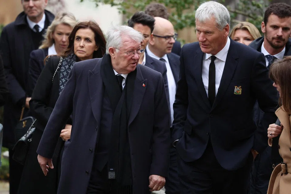 PENGHORMATAN TERAKHIR: Mantan pengurus Manchester United, Sir Alex Ferguson (kiri), dan mantan Ketua Pegawai Eksekutif (CEO) (kanan) kelab itu, David Gill, antara 1,000 orang yang menghadiri upacara pengebumian mendiang Sir Bobby Chartlon. 