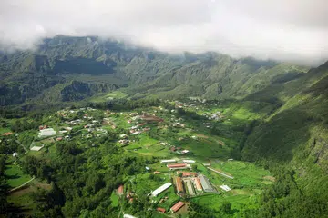 DARI HELIKOPTER: Meneroka Pulau Reunion dari udara hingga ke tempat sukar dimasuki dengan kenderaan darat. - Foto ERVINA MOHAMED JAMIL