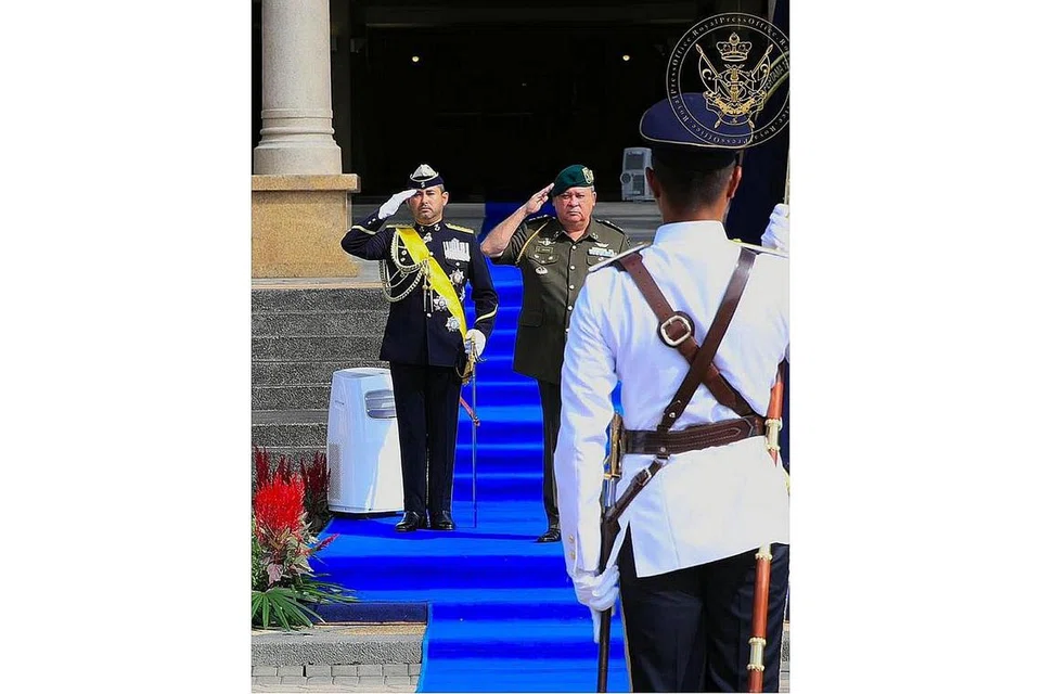 PENUH ISTIADAT: Sultan Johor, Sultan Ibrahim Sultan Iskandar (kanan) yang didampingi Tunku Ismail (kiri), merasmikan mesyuarat kedua bagi Penggal Persidangan Pertama Dewan Undangan Negeri (DUN) Johor yang ke-15 di Bangunan Sultan Ismail, Kota Iskandar semalam. - Foto FACEBOOK SULTAN IBRAHIM SULTAN ISKANDAR