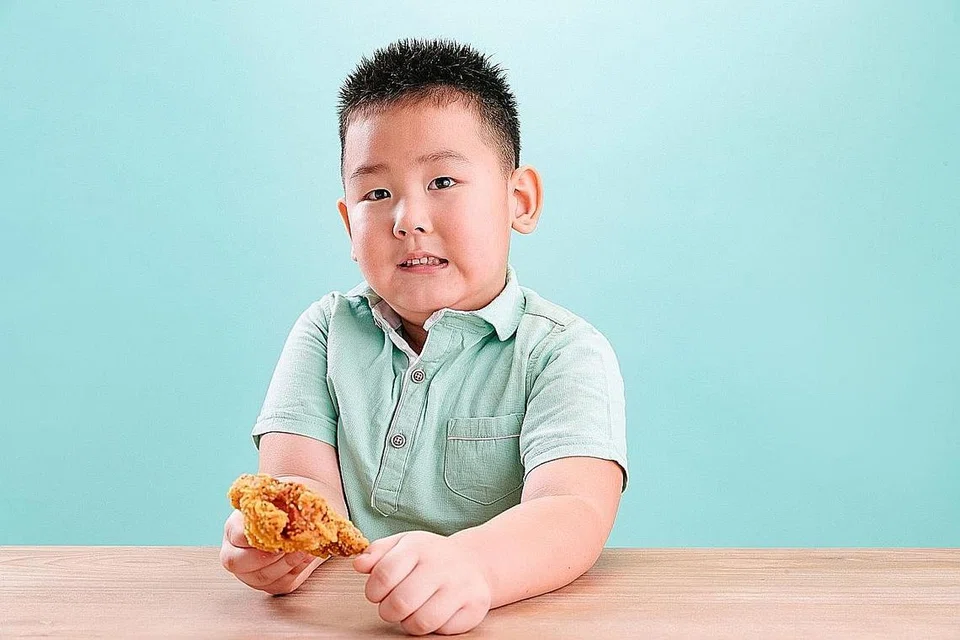 KANAK-KANAK JUGA TERJEJAS: Jumlah kanak-kanak berlebihan berat badan yang semakin meningkat mencerminkan tekanan serupa yang menyebabkan sebilangan orang dewasa menambah berat badan di bawah sekatan Covid-19. - Foto ISTOCK