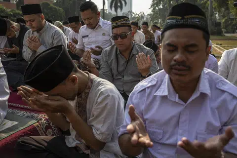SOLAT POHON HUJAN: Penduduk di Depok, Jawa Barat mengerjakan solat sunat istisqa pada Khamis memohon agar hujan turun di daerah-daerah Indonesia ketika kebakaran hutan berlaku pada musim kering