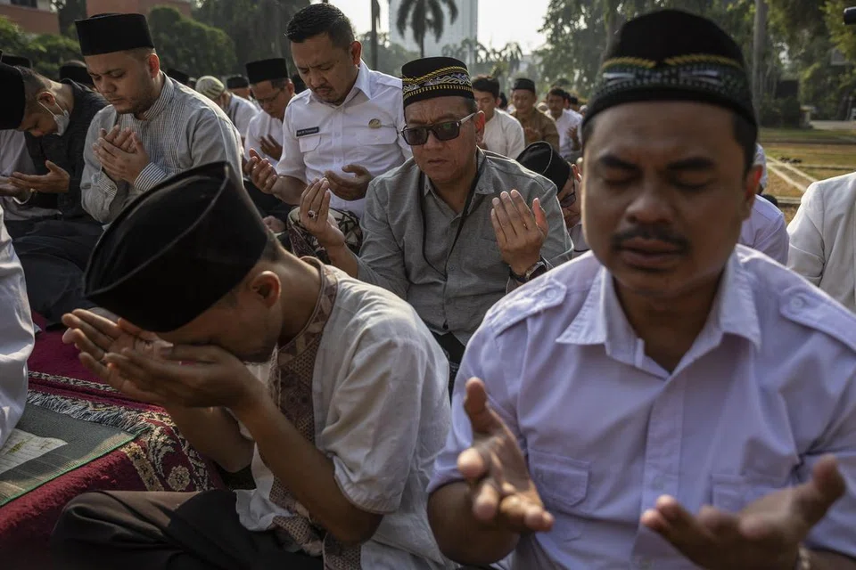 SOLAT POHON HUJAN: Penduduk di Depok, Jawa Barat mengerjakan solat sunat istisqa pada Khamis memohon agar hujan turun di daerah-daerah Indonesia ketika kebakaran hutan berlaku pada musim kering