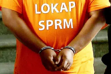 Tiga anggota Polis Diraja Malaysia (PDRM) ditahan kerana dipercayai meminta dan menerima rasuah berjumlah RM7,800  ($2,220) daripada pemandu lori sawit di Mersing, Johor.