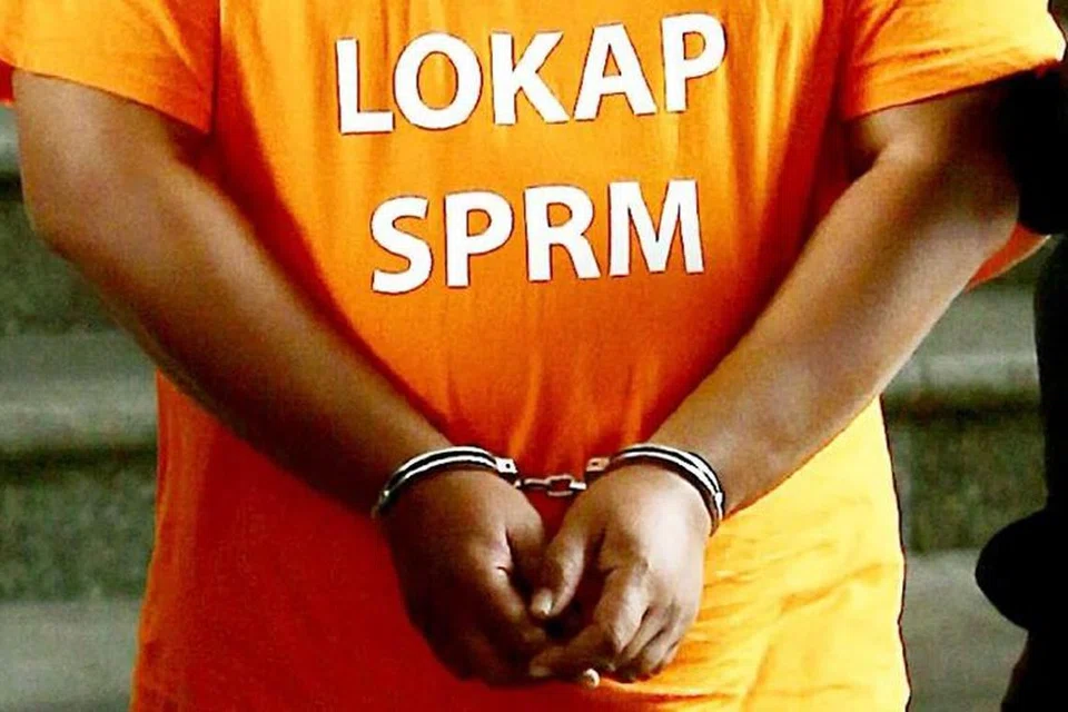 Tiga anggota Polis Diraja Malaysia (PDRM) ditahan kerana dipercayai meminta dan menerima rasuah berjumlah RM7,800  ($2,220) daripada pemandu lori sawit di Mersing, Johor.