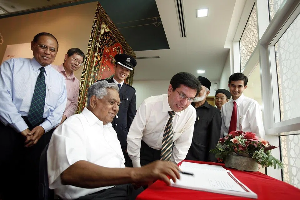 Ketika menjadi ketua Pusat Harmoni, Encik Haniff Abdul Razak (kiri) pernah menerima kunjungan mantan Presiden Singapura, Encik S.R. Nathan (tiga dari kiri) pada 2007.