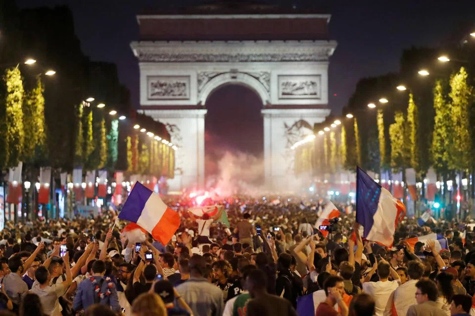 RAI KEJAYAAN: Para penyokong Perancis berkumpul di Champs-Elysees di Paris bagi meraikan kejayaan pasukan bola sepak mereka mara ke final Piala Dunia selepas menewaskan Belgium di separuh akhir dinihari semalam. - Foto REUTERS