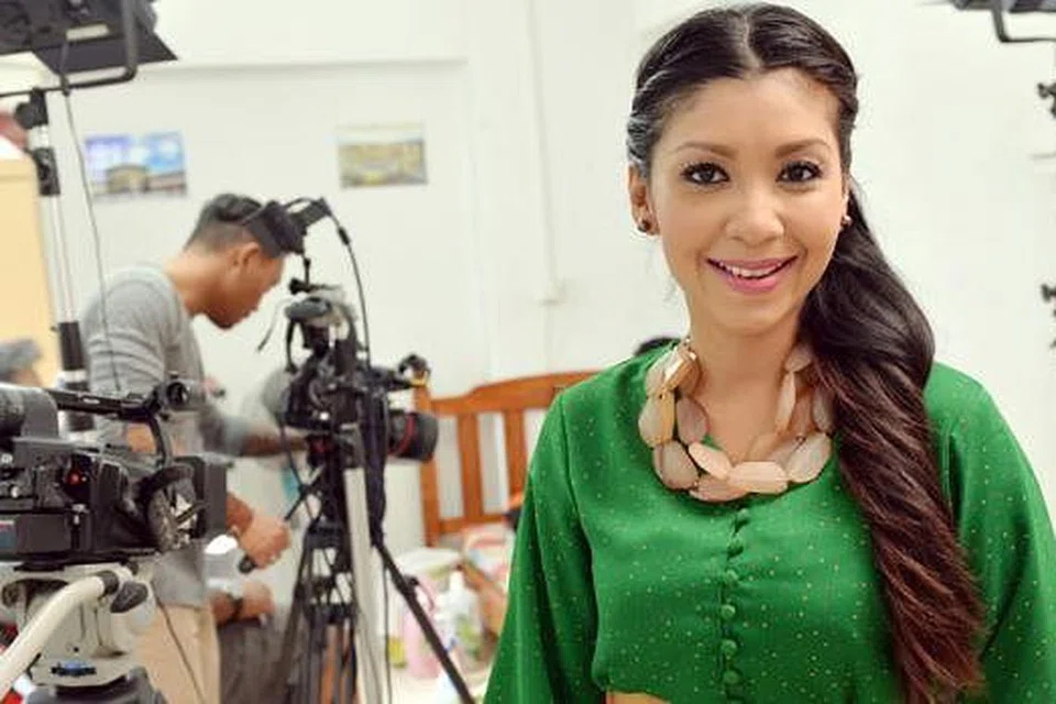 RANCANGAN BARU: Marina Yusoff bakal mengacarakan satu rancangan make over rumah untuk individu yang kurang upaya dalam Raya Istimewa (atas) dan berlakon di samping Keith Foo dalam telemovie, Raya Sempurna, menjelang Ramadan ini. - Foto KHALID BABA