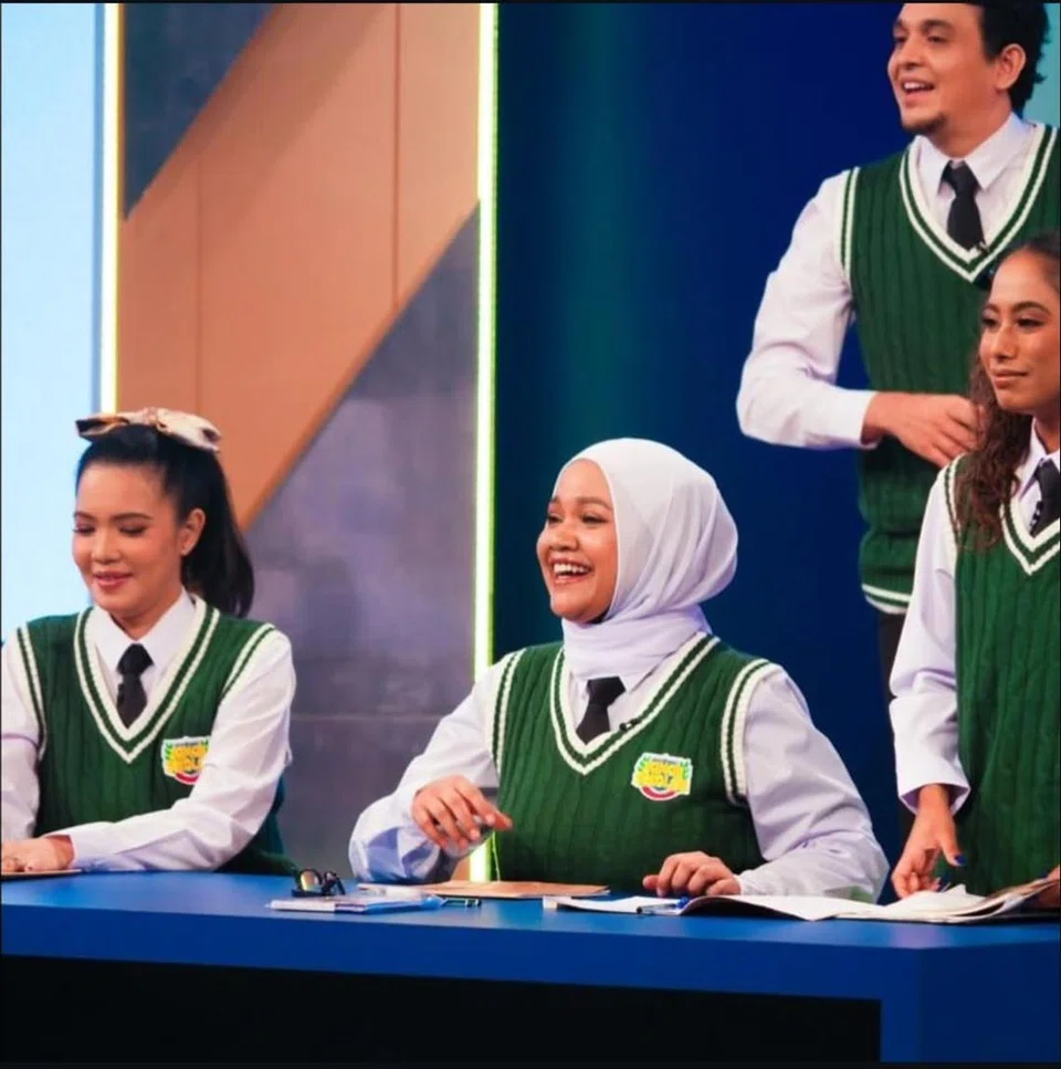 Norseha Sani (tengah) bersama (dari kiri) Dawn Prima Ria, Erwin Shah Dawson dan Qis Miraj dalam rancangan ‘Zaman Sekolah’ yang baru ditayangakan di Mediacorp Suria. 