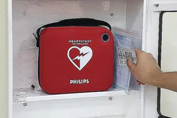 HULUR BANTUAN DENGAN SELAMAT: Yayasan Jantung Singapura dan SCDF melancarkan inisiatif melengkapi 10,000 kabinet defibrilator luaran automatik (AED) di serata Singapura dengan pelitup muka dan sanitiser tangan agar bantuan kecemasan boleh diberi oleh Penindak Pertama Masyarakat (CFR) dengan selamat. - Foto YAYASAN JANTUNG SINGAPURA/SCDF