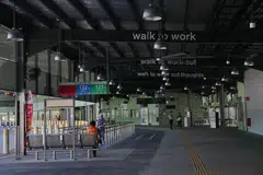 TEKS TENTANG BERJALAN: Barisan teks berbeza dipasang di alur siling supaya dilihat penumpang semasa mereka mengorak langkah di terminal pusat tukaran bas. 