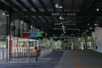 TEKS TENTANG BERJALAN: Barisan teks berbeza dipasang di alur siling supaya dilihat penumpang semasa mereka mengorak langkah di terminal pusat tukaran bas. 