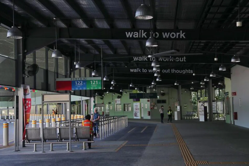 TEKS TENTANG BERJALAN: Barisan teks berbeza dipasang di alur siling supaya dilihat penumpang semasa mereka mengorak langkah di terminal pusat tukaran bas. 