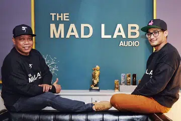 SINERGI DUA GENERASI: Karyawan kewangan, Indra Sofian (kanan) dan 'rapper' mapan Singapura, Daly Filsuf, menggerakkan syarikat The Mad Collective dengan khidmat rakaman studio, kelengkapan audio, video dan foto serta pengendalian kursus dan ruang kerja seni demi menyuntik kesegaran dan mencungkil bakat baru agar dapat berganding dengan artis mapan. - Foto BH oleh KHALID BABA