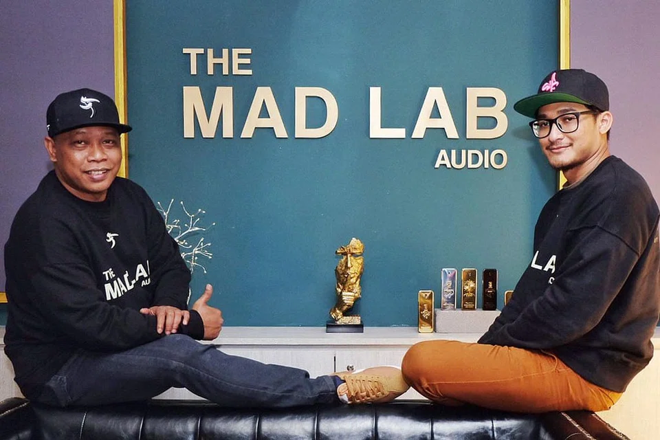 SINERGI DUA GENERASI: Karyawan kewangan, Indra Sofian (kanan) dan 'rapper' mapan Singapura, Daly Filsuf, menggerakkan syarikat The Mad Collective dengan khidmat rakaman studio, kelengkapan audio, video dan foto serta pengendalian kursus dan ruang kerja seni demi menyuntik kesegaran dan mencungkil bakat baru agar dapat berganding dengan artis mapan. - Foto BH oleh KHALID BABA