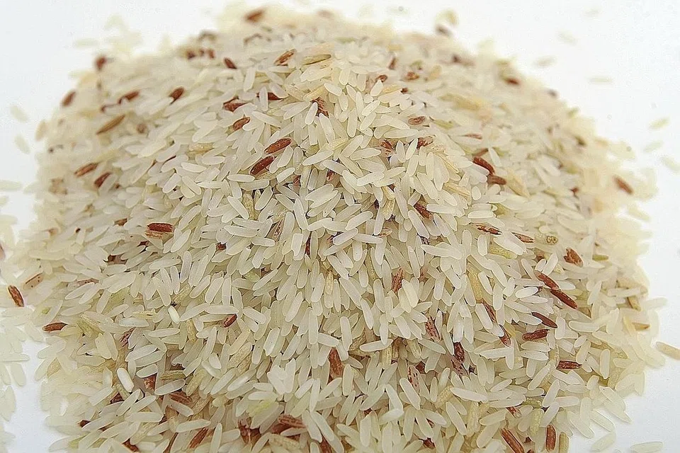 PILIHAN LEBIH SIHAT: Beras perang atau campuran beras perang dan beras jasmine (gambar bawah) boleh digunakan dalam masakan seperti Nasi Goreng Pattaya ini bagi menjadikannya lebih sihat. - Foto-foto BH oleh M.O. SALLEH, MUGILAN RAJASEGERAN