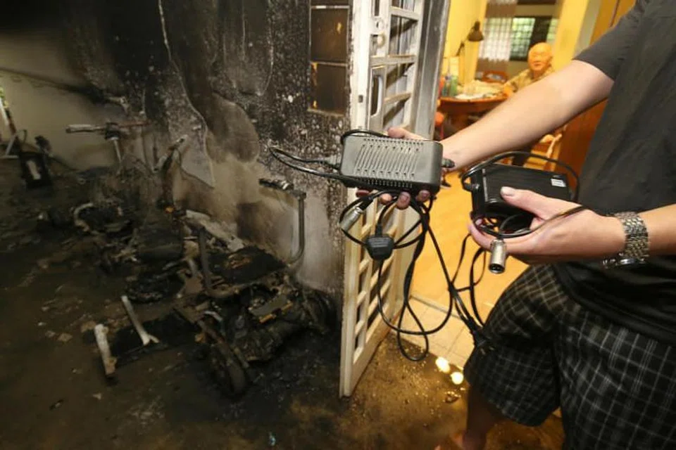 Skuter mobiliti yang diletakkan di koridor blok mula mengeluarkan percikan api dan kemudian terbakar. Foto: LIANHE WANBAO