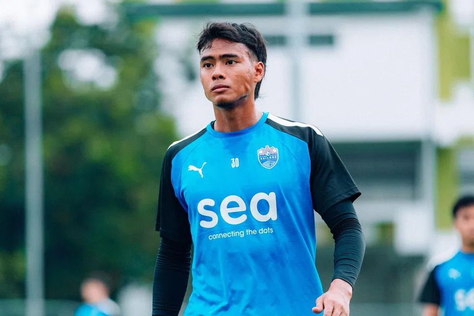 Akram Azman ada dua beradik, Akmal dan Naufal, bermain di pasukan Liga Perdana Singapura, Geylang International.